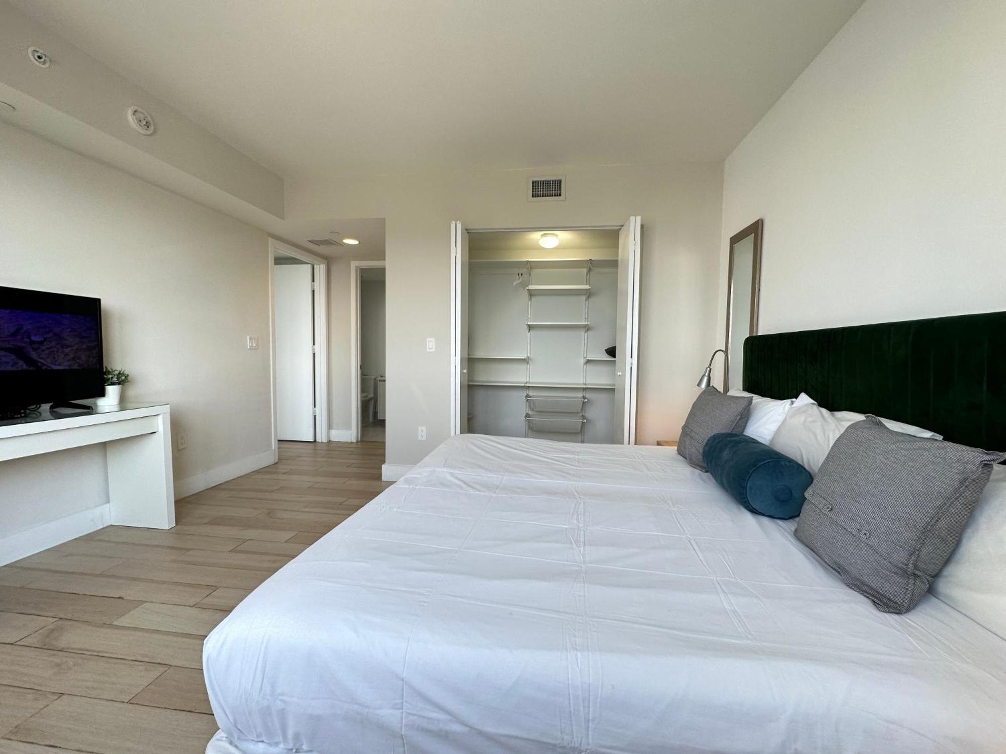 Mvr Apartments At Beachwalk Resort Hallandale Beach Bagian luar foto