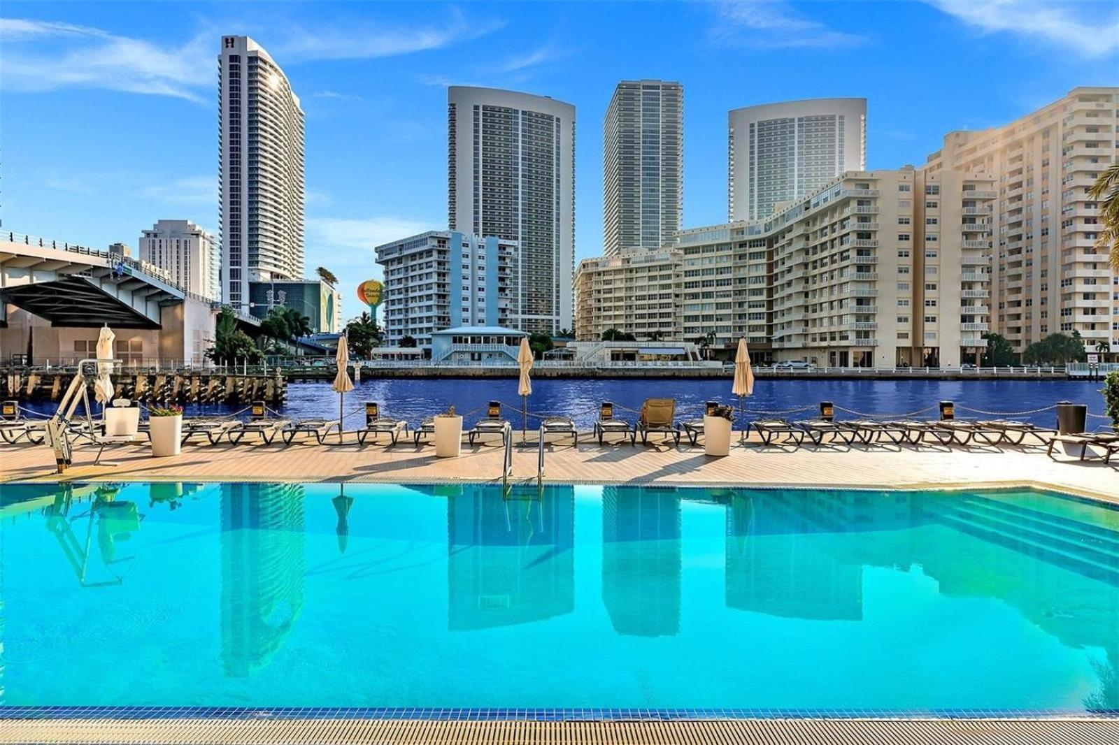 Mvr Apartments At Beachwalk Resort Hallandale Beach Bagian luar foto